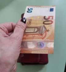 Hand hält einen 50 Euro Schein